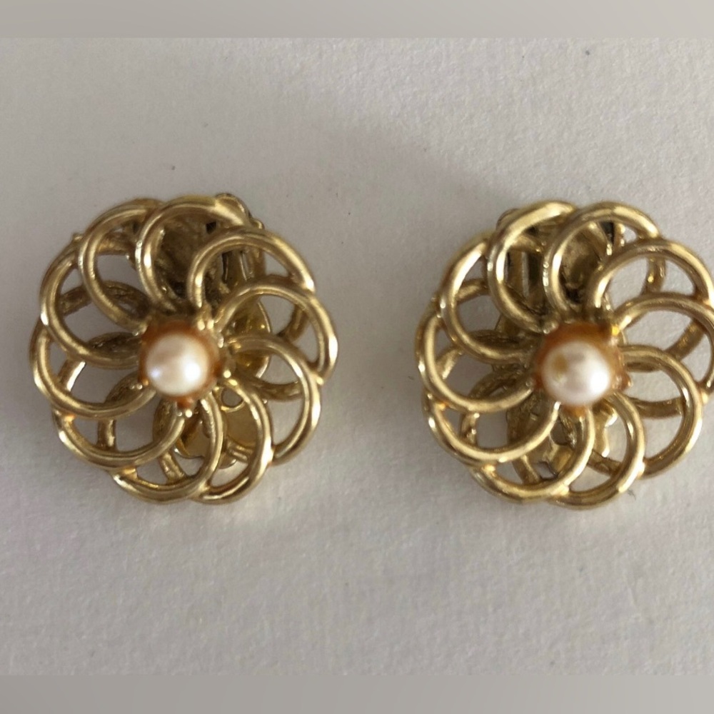 Vintage Gold Toned and Pearl Clip On Earrings